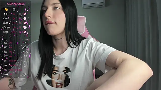 Snapshot of JenniferQueen11 chatting on 02.15.25 JenniferQueen11 online show from 02.15.25