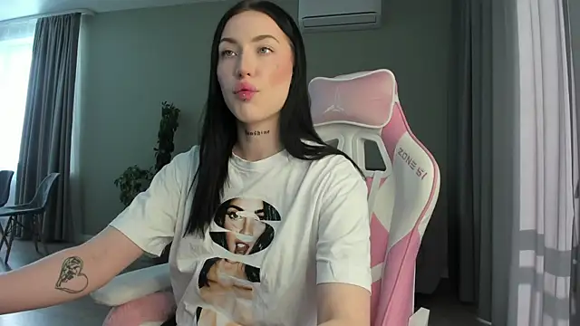 Snapshot of JenniferQueen11 chatting on 02.19.25 JenniferQueen11 online show from 02.19.25