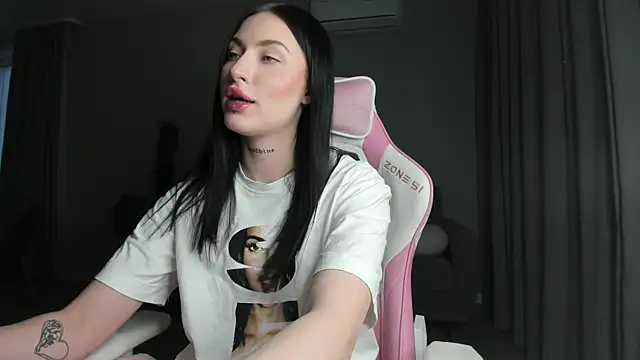 Snapshot of JenniferQueen11 chatting on 02.19.25 JenniferQueen11 online show from 02.19.25