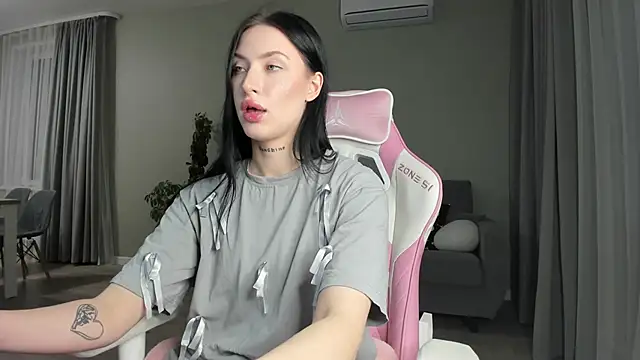 Snapshot of JenniferQueen11 chatting on 02.21.25 JenniferQueen11 online show from 02.21.25