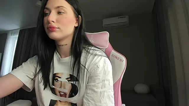 Snapshot of JenniferQueen11 chatting on 03.04.25 JenniferQueen11 online show from 03.04.25