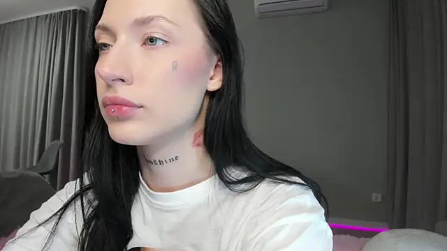 Snapshot of JenniferQueen11 chatting on 09.19.25 JenniferQueen11 online show from 09.19.25