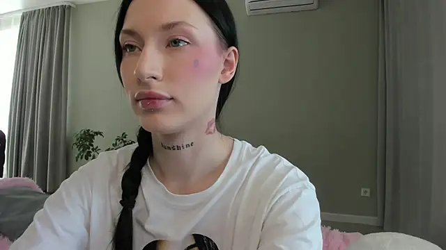 Snapshot of JenniferQueen11 chatting on 09.20.25 JenniferQueen11 online show from 09.20.25