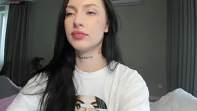 Snapshot of JenniferQueen11 chatting on 09.28.25 JenniferQueen11 online show from 09.28.25