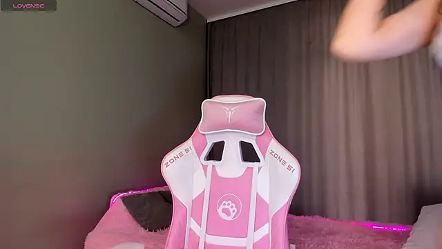 Snapshot of JenniferQueen11 chatting on 10.02.25 JenniferQueen11 online show from 10.02.25