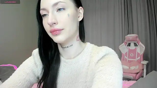 Snapshot of JenniferQueen11 chatting on 10.05.25 JenniferQueen11 online show from 10.05.25