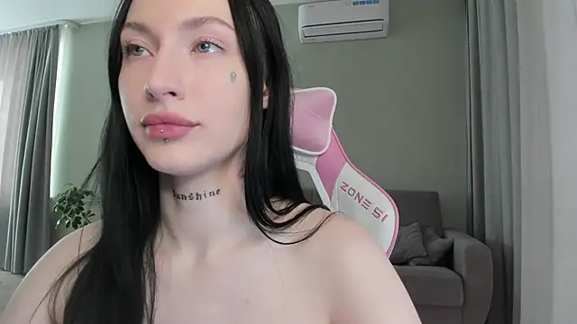 Snapshot of JenniferQueen11 chatting on 10.18.25 JenniferQueen11 online show from 10.18.25