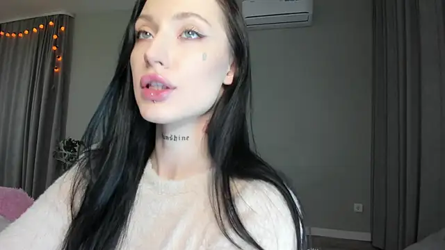 Snapshot of JenniferQueen11 chatting on 10.24.25 JenniferQueen11 online show from 10.24.25