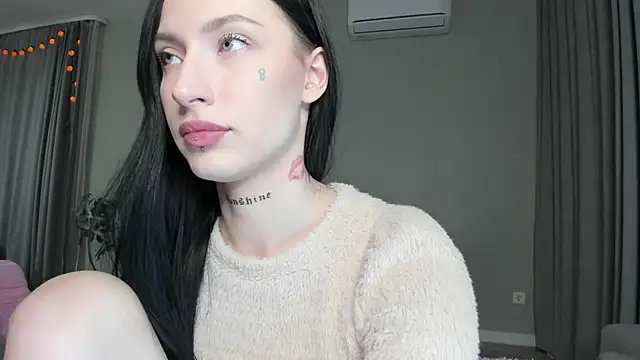 Snapshot of JenniferQueen11 chatting on 10.28.25 JenniferQueen11 online show from 10.28.25