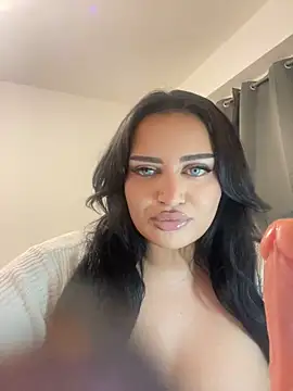 Snapshot of EmiliaPetrova chatting on 10.27.25 EmiliaPetrova online show from 10.27.25