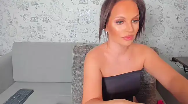 Snapshot of LondonBadGirl chatting on 12.20.24 LondonBadGirl online show from 12.20.24