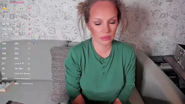 Snapshot of LondonBadGirl chatting on 10.26.25 LondonBadGirl online show from 10.26.25