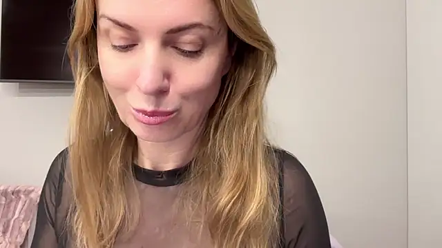Snapshot of RachellAmazing chatting on 02.13.25 RachellAmazing online show from 02.13.25