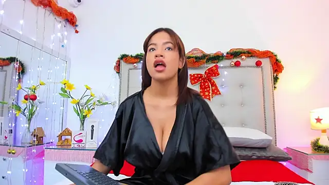 Snapshot of AnahiRivera chatting on 12.21.24 AnahiRivera online show from 12.21.24