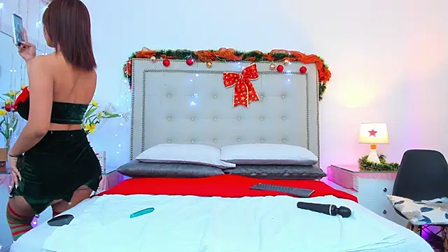 Snapshot of AnahiRivera chatting on 12.23.24 AnahiRivera online show from 12.23.24