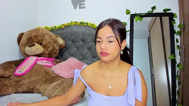 Snapshot of AnahiRivera chatting on 10.13.25 AnahiRivera online show from 10.13.25