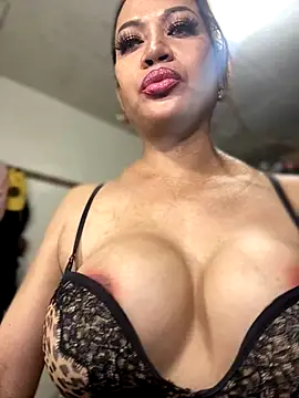 Snapshot of HugeKatarinaTS chatting on 09.25.25 HugeKatarinaTS online show from 09.25.25