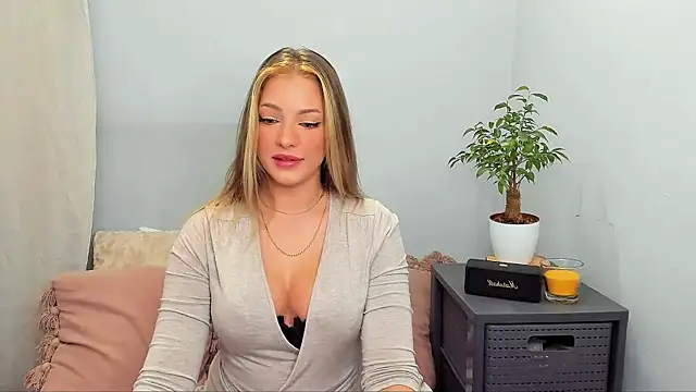 LilyBlondee online show from 10.27.25