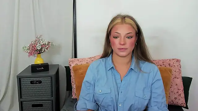 Snapshot of LilyBlondee chatting on 07.10.26 LilyBlondee online show from 07.10.26