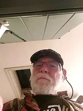 Snapshot of CDforU chatting on 10.28.25 CDforU online show from 10.28.25