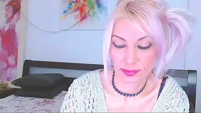 HoneyLara online show from 02.06.25