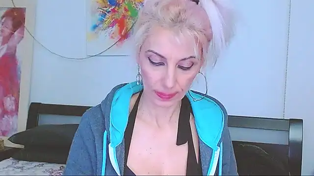 HoneyLara online show from 02.08.25