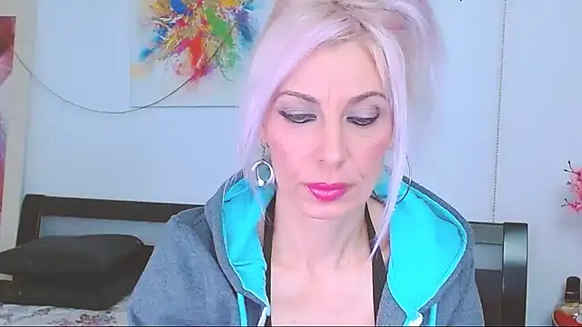 HoneyLara online show from 02.08.25