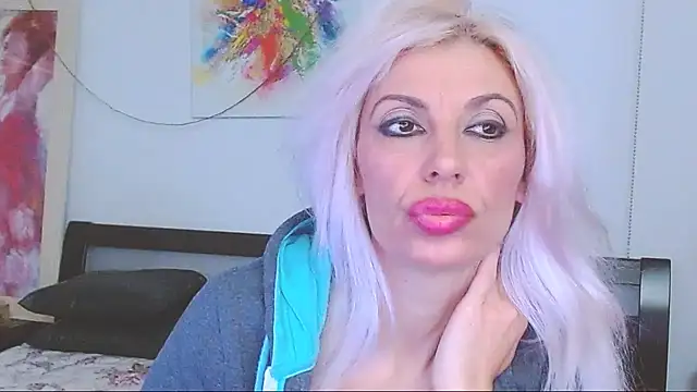 HoneyLara online show from 02.09.25