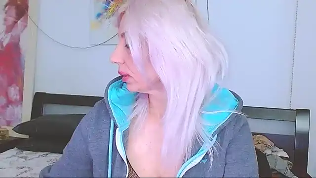 HoneyLara online show from 02.10.25