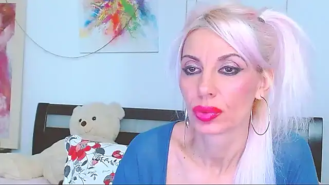 HoneyLara online show from 10.15.25