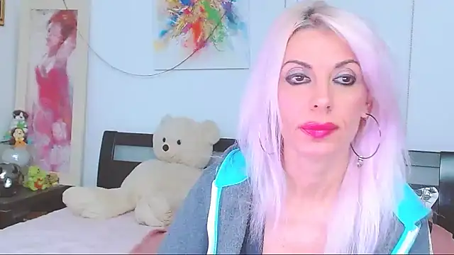 HoneyLara online show from 10.26.25