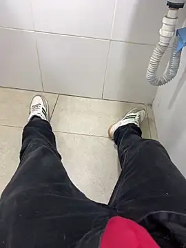 Snapshot of stuard-19 chatting on 10.29.25 stuard-19 online show from 10.29.25