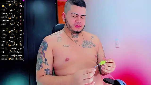 Snapshot of Thomas_chubbyxhot chatting on 10.26.25 Thomas chubbyxhot online show from 10.26.25