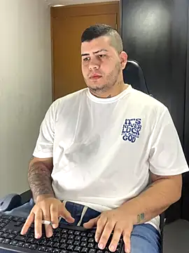 Snapshot of Thomas_chubbyxhot chatting on 11.07.25 Thomas chubbyxhot online show from 11.07.25