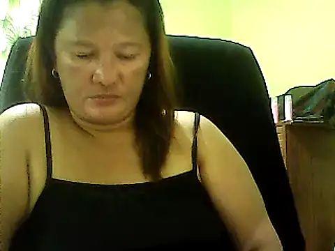 Snapshot of hott_scarlett chatting on 12.23.24 hott scarlett online show from 12.23.24