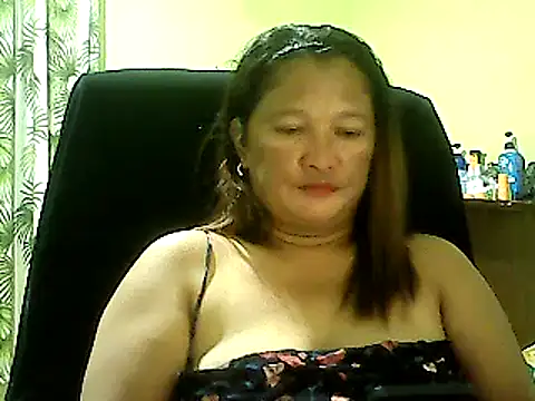 Snapshot of hott_scarlett chatting on 12.23.24 hott scarlett online show from 12.23.24