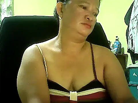 Snapshot of hott_scarlett chatting on 03.05.25 hott scarlett online show from 03.05.25