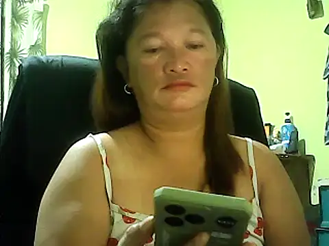 Snapshot of hott_scarlett chatting on 03.10.25 hott scarlett online show from 03.10.25