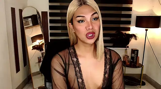 Snapshot of SarahAmber chatting on 02.26.25 SarahAmber online show from 02.26.25