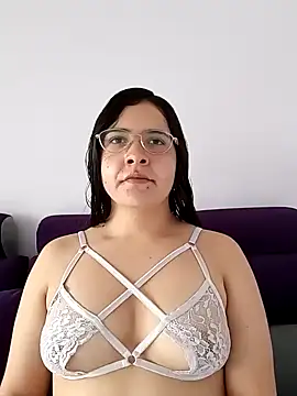 Snapshot of MiaLaurenzz chatting on 10.27.25 MiaLaurenzz online show from 10.27.25