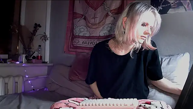 Alien Bella online show from 03.14.26