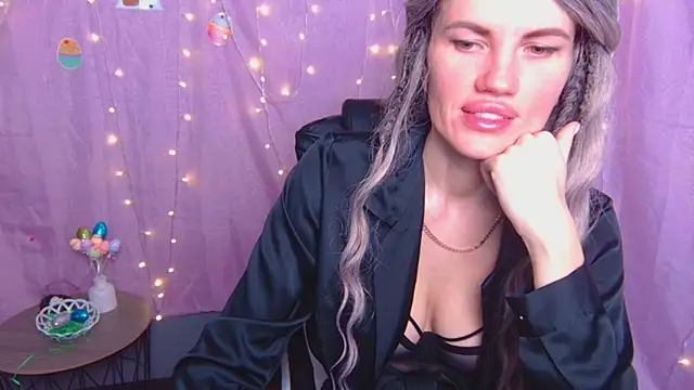 Snapshot of MilaLoona chatting on 04.11.26 MilaLoona online show from 04.11.26