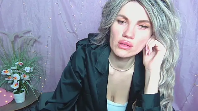 Snapshot of MilaLoona chatting on 04.16.26 MilaLoona online show from 04.16.26