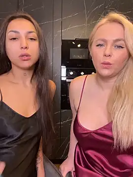 Snapshot of Keep_us_wild chatting on 03.10.25 Keep us wild online show from 03.10.25