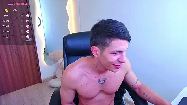 Snapshot of harrisoncuper chatting on 10.01.25 harrisoncuper online show from 10.01.25