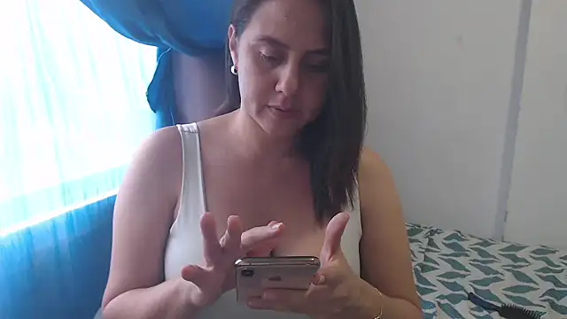 Snapshot of annie_21_ chatting on 09.22.25 annie 21 online show from 09.22.25