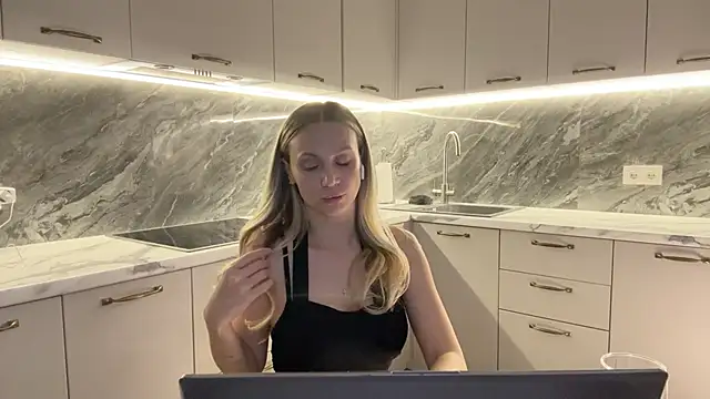 Alice Wonders online show from 12.06.24