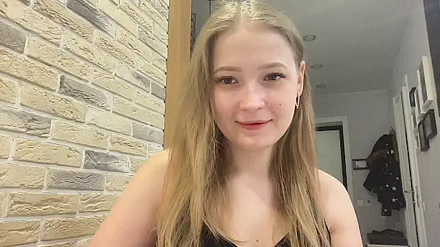 Snapshot of CharmingSarah chatting on 03.26.26 CharmingSarah online show from 03.26.26