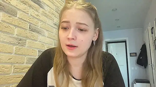 Snapshot of CharmingSarah chatting on 04.17.26 CharmingSarah online show from 04.17.26