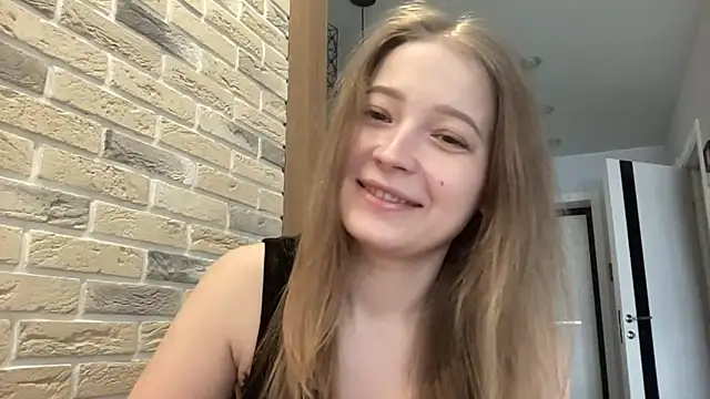 Snapshot of CharmingSarah chatting on 04.25.26 CharmingSarah online show from 04.25.26
